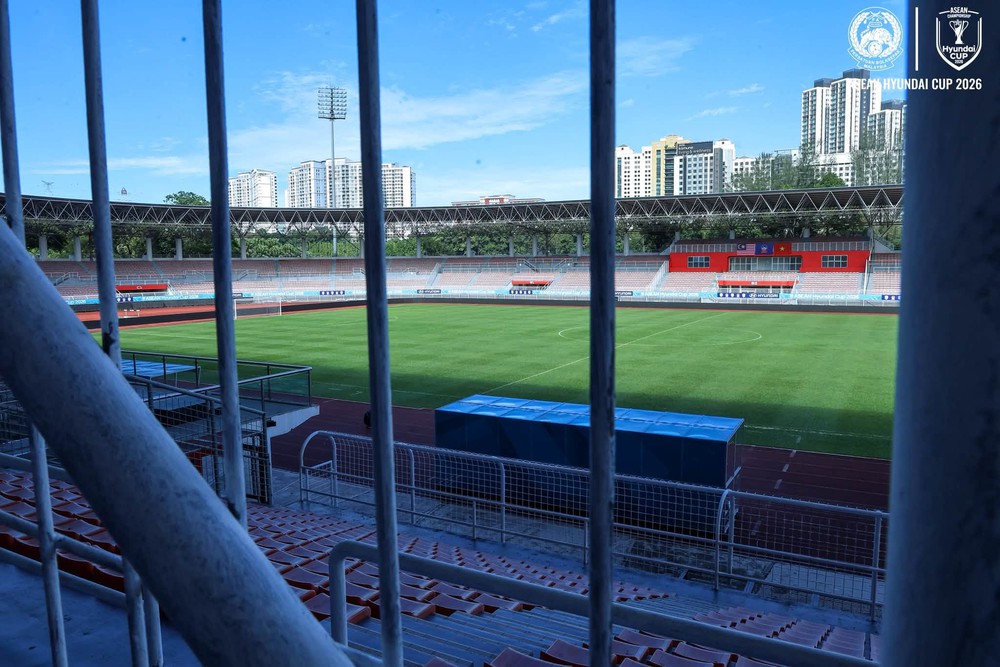 HLV Kim Sang Sik, Xuân Son cùng lo mặt cỏ lạ trước trận Việt Nam gặp Malaysia - Ảnh 1. HLV Kim Sang Sik, Xuân Son cùng lo mặt cỏ lạ trước trận Việt Nam gặp Malaysia - Ảnh 1.