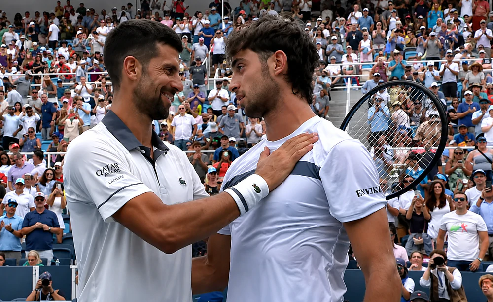 Novak Djokovic đã phải nhận thất bại bất ngờ ngay ở vòng hai Cincinnati Masters 2026 khi để tay vợt Argentina Thiago Agustin Tirante ngược dòng với tỷ số 2-6, 6-4, 6-4. Ảnh chụp màn hình Novak Djokovic đã phải nhận thất bại bất ngờ ngay ở vòng hai Cincinnati Masters 2026 khi để tay vợt Argentina Thiago Agustin Tirante ngược dòng với tỷ số 2-6, 6-4, 6-4. Ảnh chụp màn hình