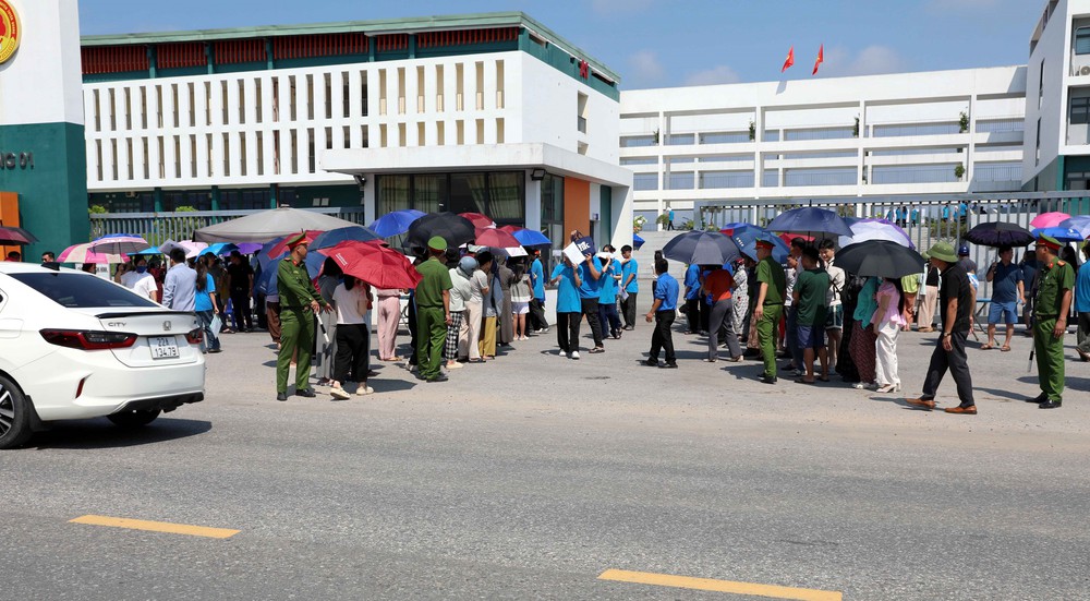 Hoàn thành kỳ thi lại tại điểm thi Trường Trung học Phổ thông Chuyên Tuyên Quang - Ảnh 1. Hoàn thành kỳ thi lại tại điểm thi Trường Trung học Phổ thông Chuyên Tuyên Quang - Ảnh 1.