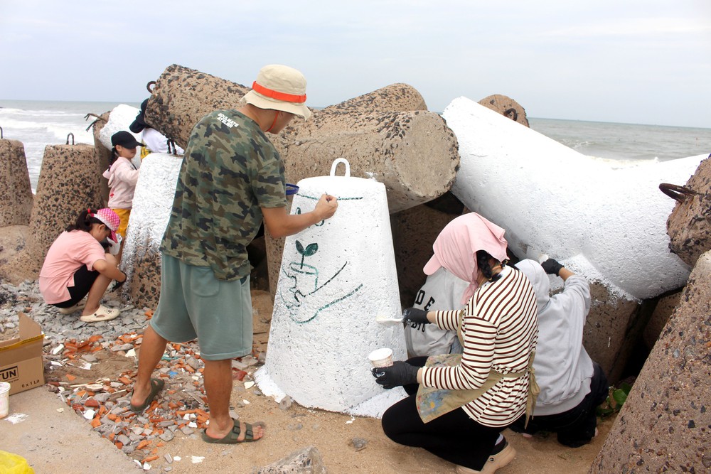 Lâm Đồng: Dự án "Làm màu" khoác áo mới cho kè biển Thương Chánh - Ảnh 11.
