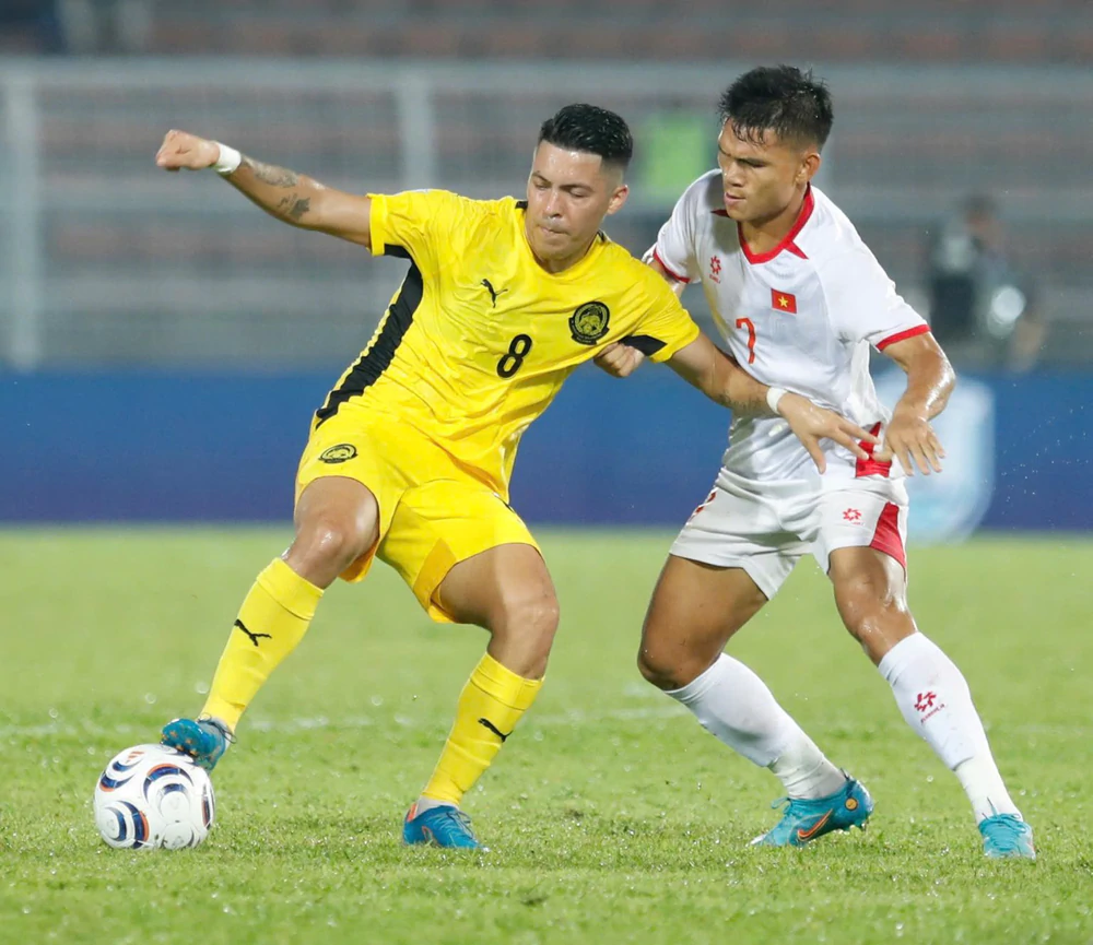 Malaysia thua 0-2, HLV Tan Cheng Hoe vẫn tin vào cuộc lội ngược dòng - Ảnh 2. Malaysia thua 0-2, HLV Tan Cheng Hoe vẫn tin vào cuộc lội ngược dòng - Ảnh 2.