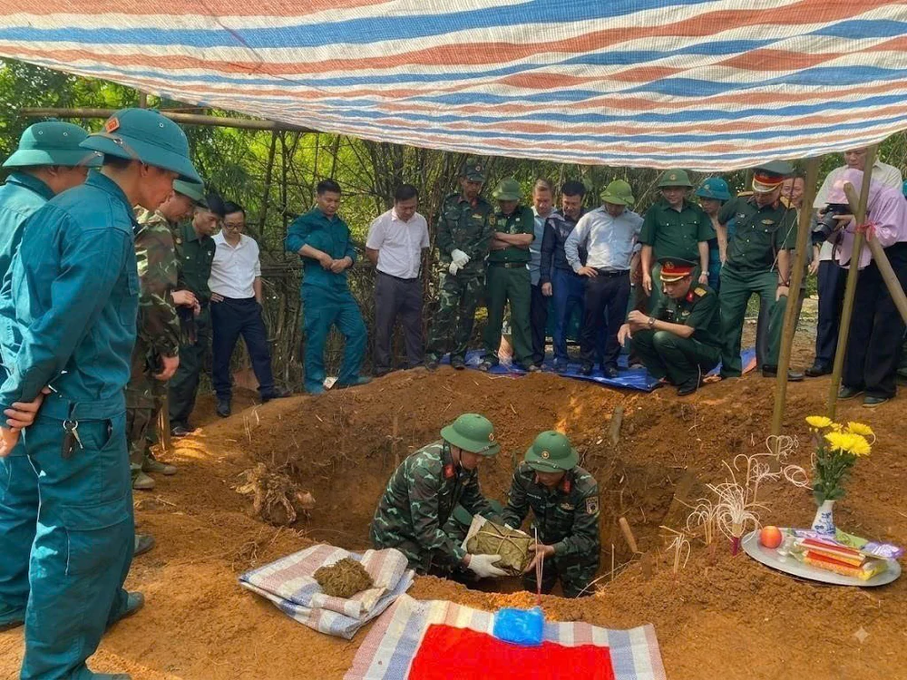 Khai quật, cất bốc các phần mộ liệt sĩ tại khu vực đồi Đá Vôi - Ảnh 3. Khai quật, cất bốc các phần mộ liệt sĩ tại khu vực đồi Đá Vôi - Ảnh 3.