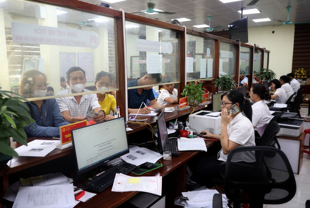 Kiện toàn bộ máy, đẩy mạnh chuyển đổi số: Tạo động lực mới cho chính quyền địa phương 2 cấp - Ảnh 2.