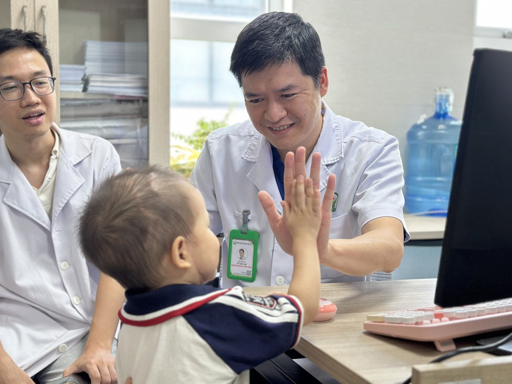 Bé trai 26 tháng tuổi bị chó nhà cắn nát vùng mặt, tổn thương sát động mạch cảnh - Ảnh 3. Bé trai 26 tháng tuổi bị chó nhà cắn nát vùng mặt, tổn thương sát động mạch cảnh - Ảnh 3.