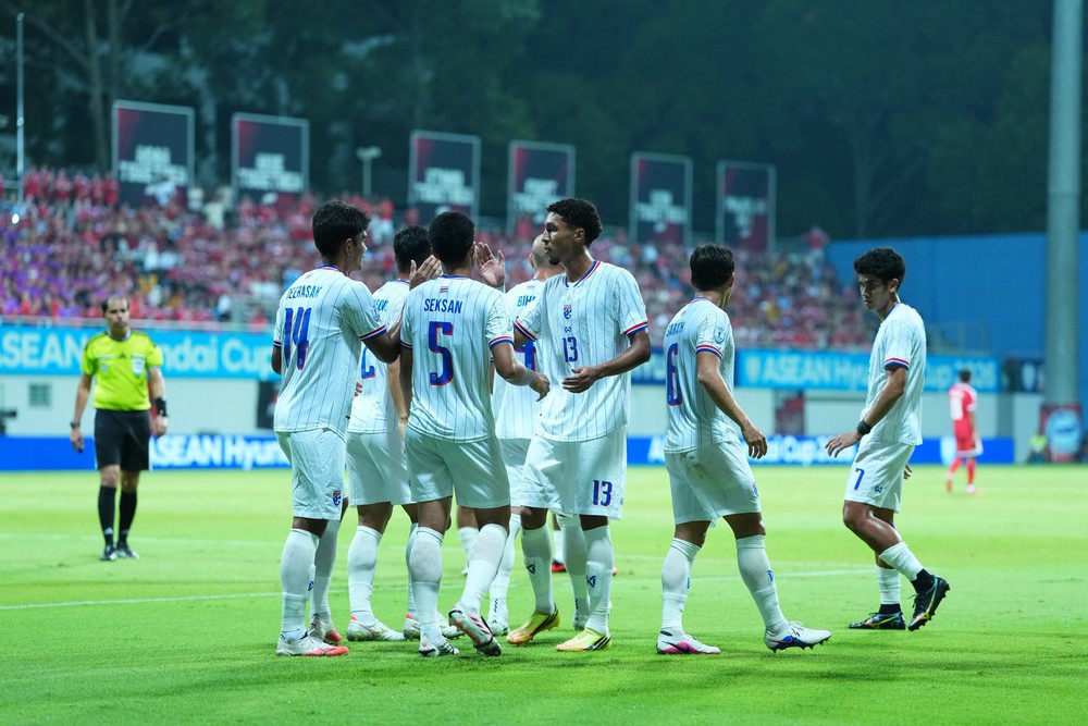Thái Lan đánh bại chủ nhà Singapore 3-1 ở bán kết lượt đi ASEAN Cup 2026. Ảnh: FAT