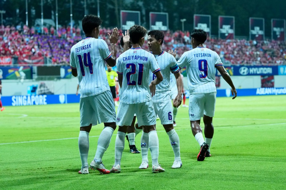 Thái Lan đánh bại chủ nhà Singapore 3-1 ở bán kết lượt đi ASEAN Cup 2026. Ảnh: FAT
