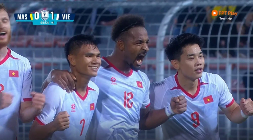 TRỰC TIẾP bóng đá Việt Nam vs Malaysia: Xuân Son ghi bàn (H1KT, 1-0) - Ảnh 5. TRỰC TIẾP bóng đá Việt Nam vs Malaysia: Xuân Son ghi bàn (H1KT, 1-0) - Ảnh 5.