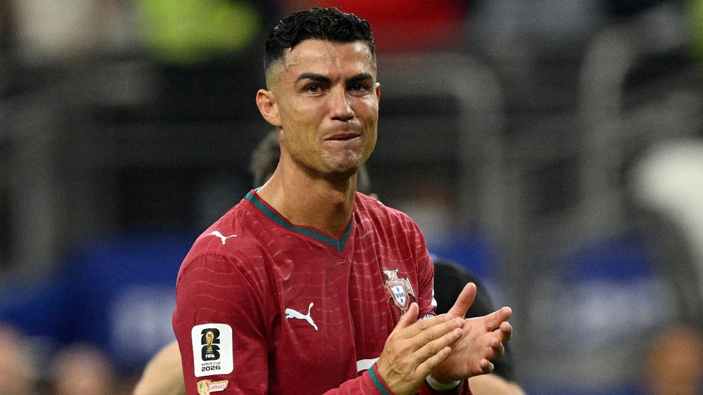 Ronaldo hé lộ ý định giải nghệ: Rời bóng đá để làm giàu - Ảnh 1. Ronaldo hé lộ ý định giải nghệ: Rời bóng đá để làm giàu - Ảnh 1.