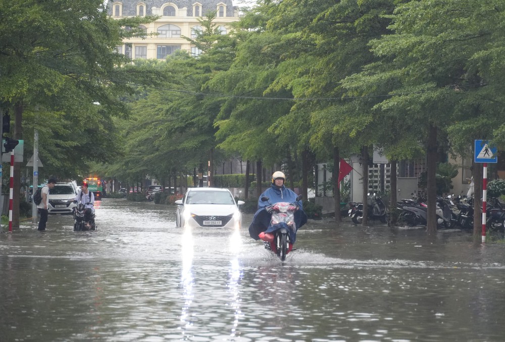 Dự báo thời tiết ngày 18/8: Miền Bắc mưa lớn, Trung Bộ nắng nóng trên 36 độ C - Ảnh 1.