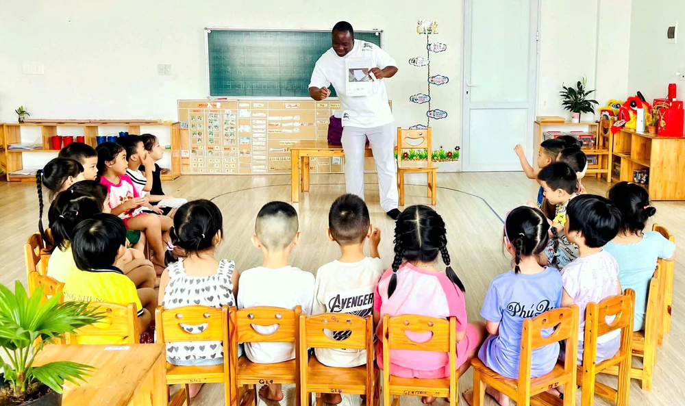 Đưa tiếng Anh thành ngôn ngữ thứ hai: Không áp chuẩn chung, thực hiện theo lộ trình - Ảnh 2. Đưa tiếng Anh thành ngôn ngữ thứ hai: Không áp chuẩn chung, thực hiện theo lộ trình - Ảnh 2.