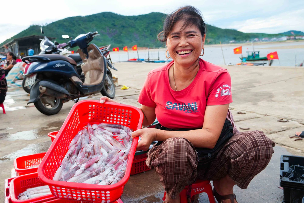 Nhịp sống sôi động tại cảng cá Cửa Nhượng, Hà Tĩnh - Ảnh 7.