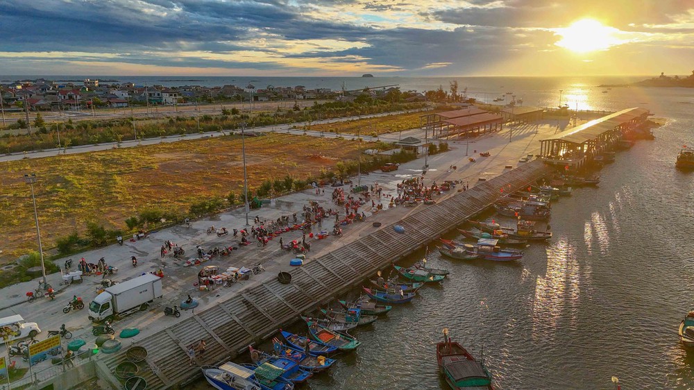 Nhịp sống sôi động tại cảng cá Cửa Nhượng, Hà Tĩnh - Ảnh 11.