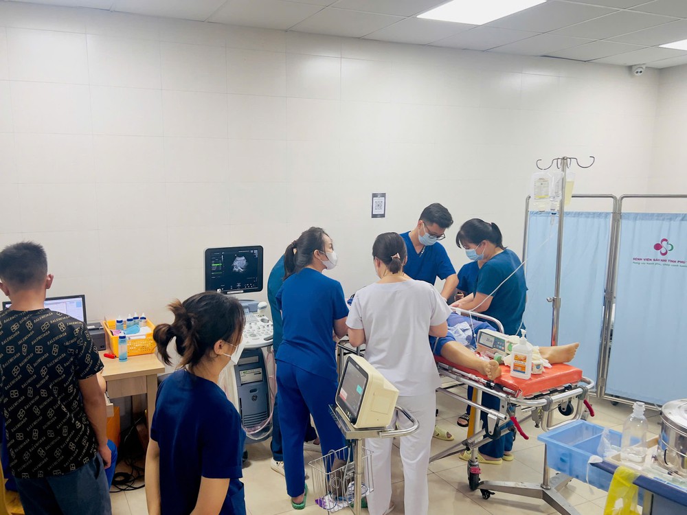 Cấp cứu khẩn ca sốc mất máu do vỡ khối chửa ngoài tử cung - Ảnh 1.