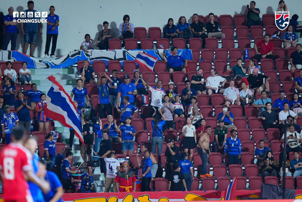 ĐT Thái Lan đá bán kết ASEAN Cup trên sân nhà nhưng CĐV ngày càng vắng, lý do được tiết lộ - Ảnh 2. ĐT Thái Lan đá bán kết ASEAN Cup trên sân nhà nhưng CĐV ngày càng vắng, lý do được tiết lộ - Ảnh 2.