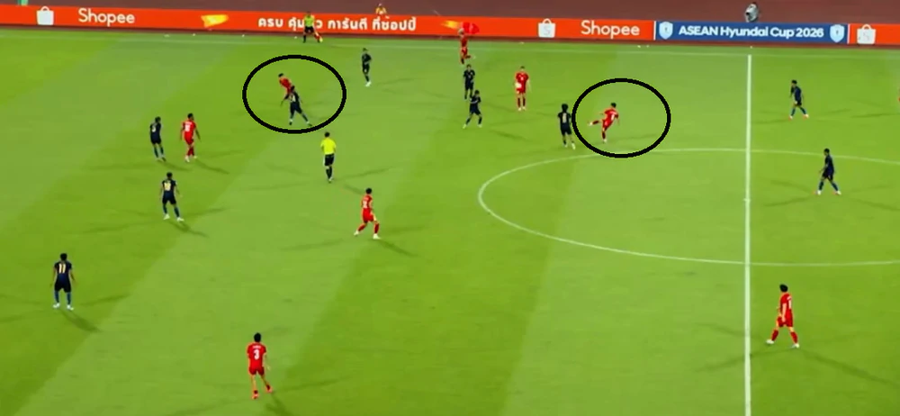 Lê Phạm Thành Long chuyền cho Đình Bắc ghi bàn ở trận thắng Campuchia 3-1 tại ASEAN Cup 2026 Lê Phạm Thành Long chuyền cho Đình Bắc ghi bàn ở trận thắng Campuchia 3-1 tại ASEAN Cup 2026
