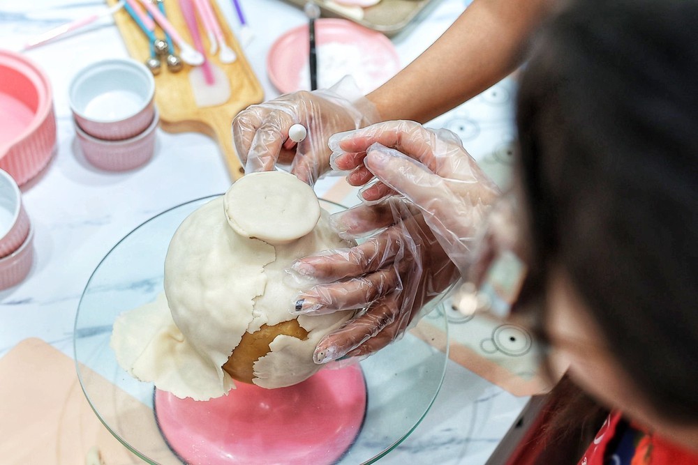 Từ kỹ thuật nặn tò he, bánh Trung thu “nở” thành những đoá hoa - Ảnh 3. Từ kỹ thuật nặn tò he, bánh Trung thu “nở” thành những đoá hoa - Ảnh 3.