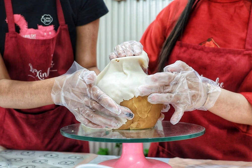 Từ kỹ thuật nặn tò he, bánh Trung thu “nở” thành những đoá hoa - Ảnh 4. Từ kỹ thuật nặn tò he, bánh Trung thu “nở” thành những đoá hoa - Ảnh 4.