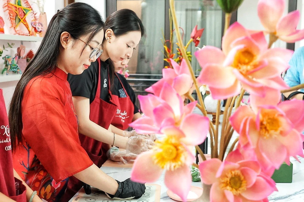 Từ kỹ thuật nặn tò he, bánh Trung thu “nở” thành những đoá hoa - Ảnh 12. Từ kỹ thuật nặn tò he, bánh Trung thu “nở” thành những đoá hoa - Ảnh 12.