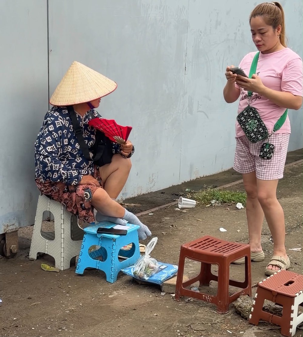 Bất chấp dự báo mưa, người hâm mộ vẫn xếp hàng từ 4h sáng săn vé trận Việt Nam - Malaysia - Ảnh 2.