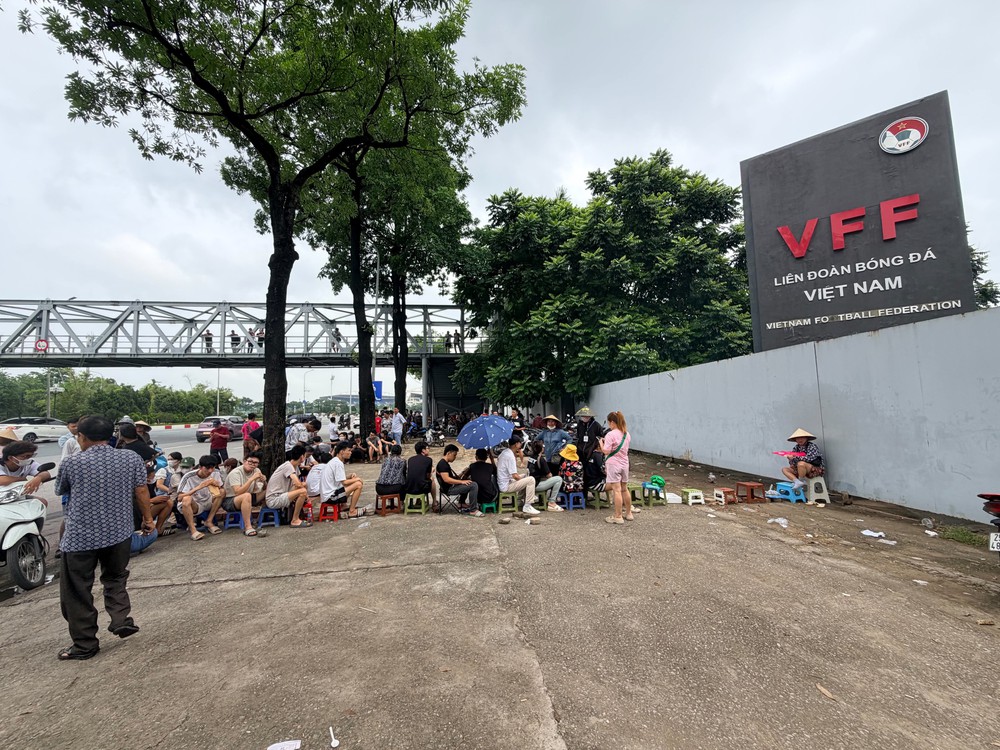 Bất chấp dự báo mưa, người hâm mộ vẫn xếp hàng từ 4h sáng săn vé trận Việt Nam - Malaysia - Ảnh 1.