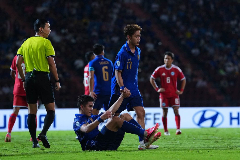 Chuyên gia bóng đá Thái Lan: "Voi chiến" chơi phòng ngự nhưng vẫn thua, CĐV thiếu niềm tin trước viễn cảnh gặp ĐT Việt Nam  - Ảnh 2.