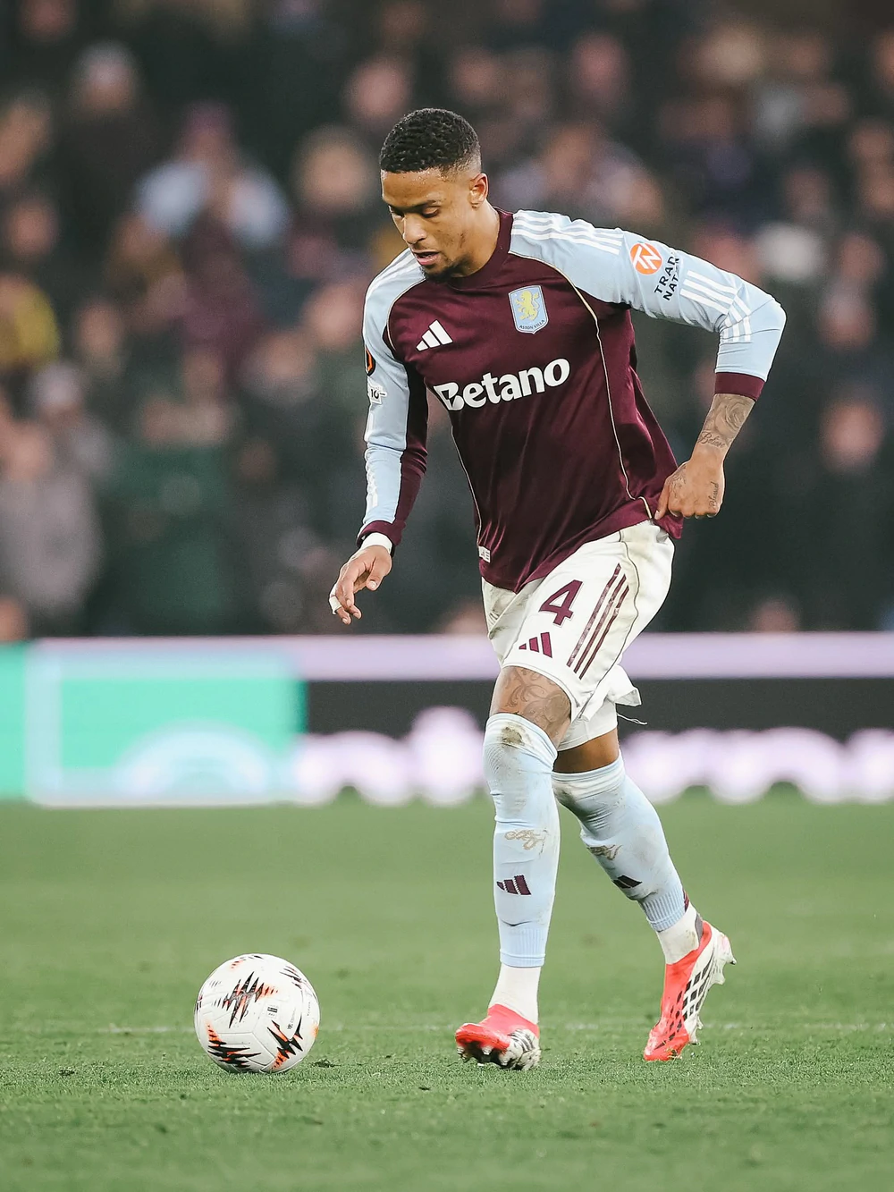 Arsenal được cho là đã đạt thỏa thuận chiêu mộ trung vệ Ezri Konsa từ Aston Villa với mức phí lên tới 97 triệu USD. Ảnh: FBNV