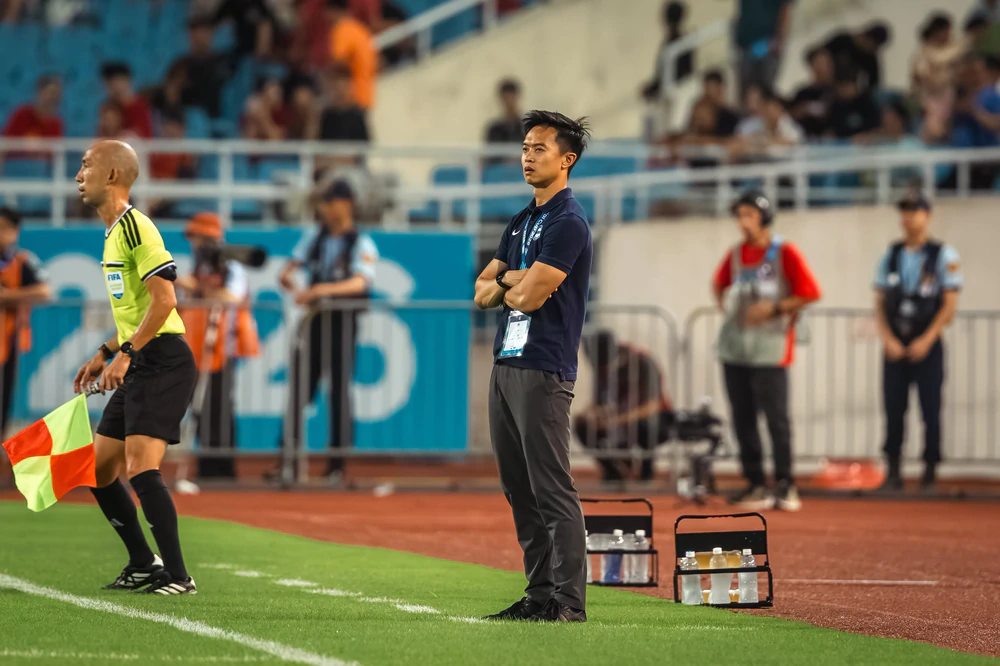 "Bóng đá thật nghiệt ngã', HLV Gavin Lee nói sau khi hành trình Asean Cup của tuyển Singapore khép lại - Ảnh 1. "Bóng đá thật nghiệt ngã', HLV Gavin Lee nói sau khi hành trình Asean Cup của tuyển Singapore khép lại - Ảnh 1.