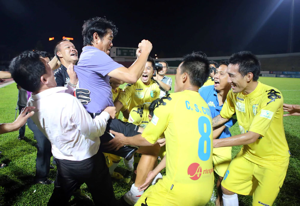 Phút mặc niệm xúc động dành cho HLV Phan Thanh Hùng trước trận Việt Nam vs Malaysia - Ảnh 2.