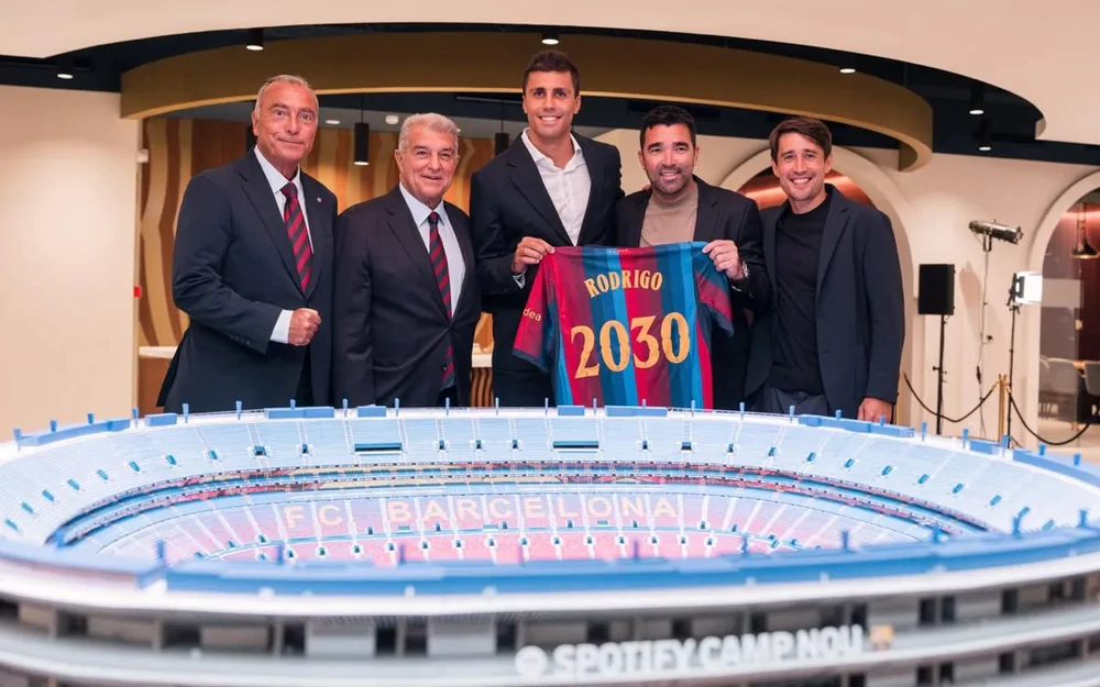 Rodri ra mắt Barca - Ảnh 8. Rodri ra mắt Barca - Ảnh 8.