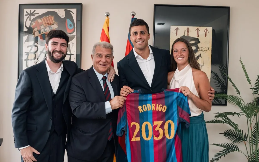 Rodri ra mắt Barca - Ảnh 3. Rodri ra mắt Barca - Ảnh 3.