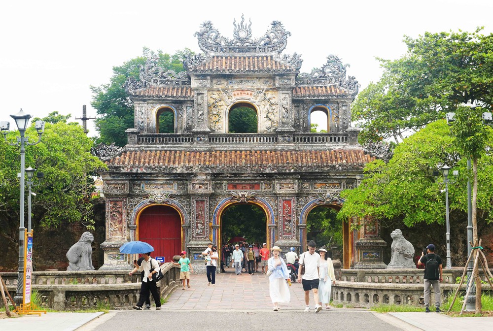Huế: Đông đảo du khách trong nước tham quan các di tích trong ngày miễn vé - Ảnh 1.