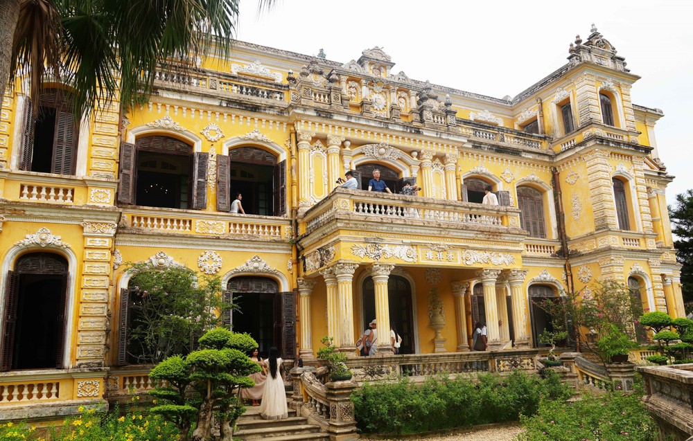 Huế: Đông đảo du khách trong nước tham quan các di tích trong ngày miễn vé - Ảnh 2.