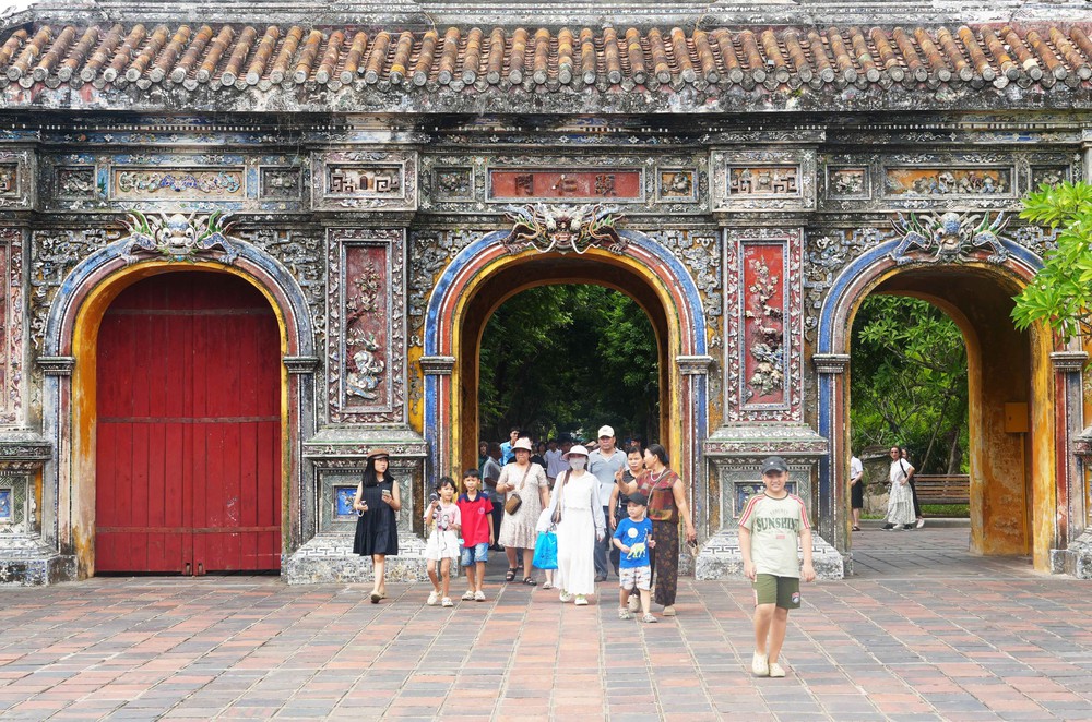 Huế: Đông đảo du khách trong nước tham quan các di tích trong ngày miễn vé - Ảnh 3.