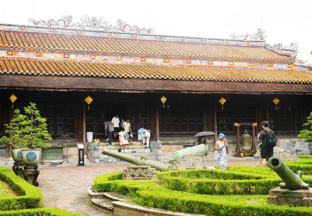 Huế: Đông đảo du khách trong nước tham quan các di tích trong ngày miễn vé - Ảnh 4.