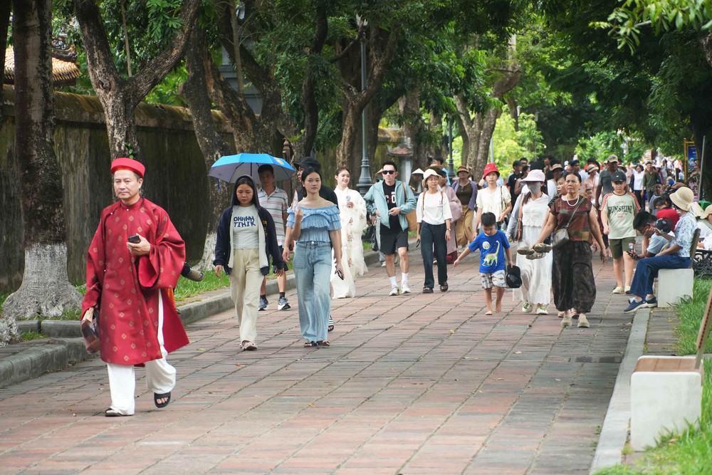 Huế: Đông đảo du khách trong nước tham quan các di tích trong ngày miễn vé - Ảnh 5.
