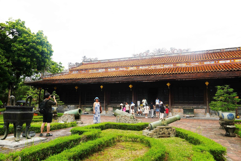 Huế: Đông đảo du khách trong nước tham quan các di tích trong ngày miễn vé - Ảnh 6.