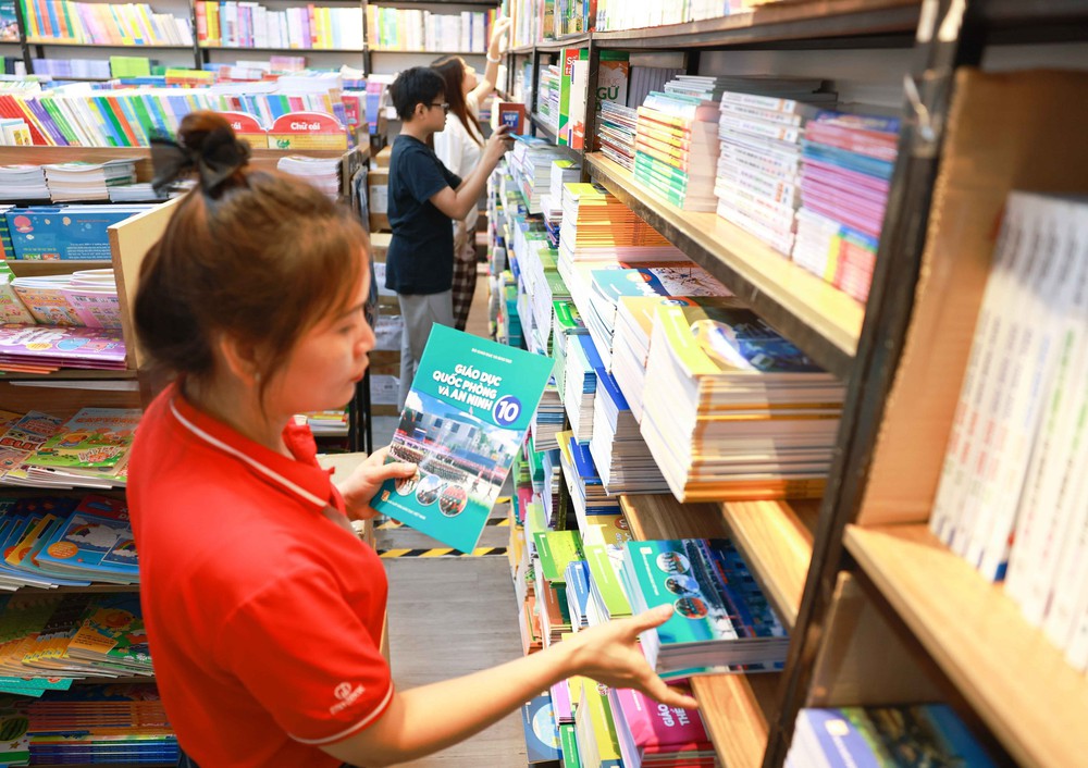 Thông báo muộn, nhiều phụ huynh đã mua sách giáo khoa thay vì mượn miễn phí - Ảnh 1. Thông báo muộn, nhiều phụ huynh đã mua sách giáo khoa thay vì mượn miễn phí - Ảnh 1.