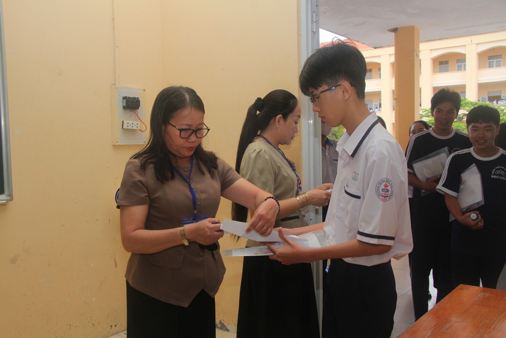 Chuẩn bị điều kiện thí điểm thi tốt nghiệp THPT trên máy tính từ năm 2027 - Ảnh 1. Chuẩn bị điều kiện thí điểm thi tốt nghiệp THPT trên máy tính từ năm 2027 - Ảnh 1.