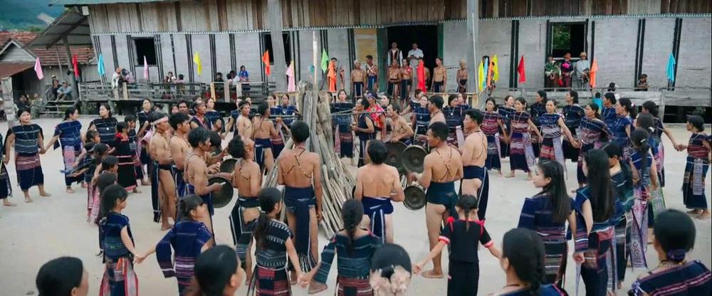 Đạo diễn "Trời cao nguyên xanh" kể chuyện hộp cơm trưa phải đi 40 km đến đoàn phim - Ảnh 1. Đạo diễn "Trời cao nguyên xanh" kể chuyện hộp cơm trưa phải đi 40 km đến đoàn phim - Ảnh 1.