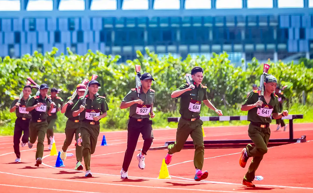 Hội thao Công an nhân dân 2026: Quyết liệt trên đường chạy, sôi động dưới đường bơi - Ảnh 1. Hội thao Công an nhân dân 2026: Quyết liệt trên đường chạy, sôi động dưới đường bơi - Ảnh 1.