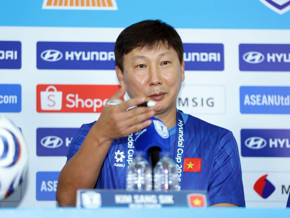 HLV Kim Sang Sik: 'Đội tuyển Việt Nam đến Indonesia để thắng' - Ảnh 1. HLV Kim Sang Sik: 'Đội tuyển Việt Nam đến Indonesia để thắng' - Ảnh 1.