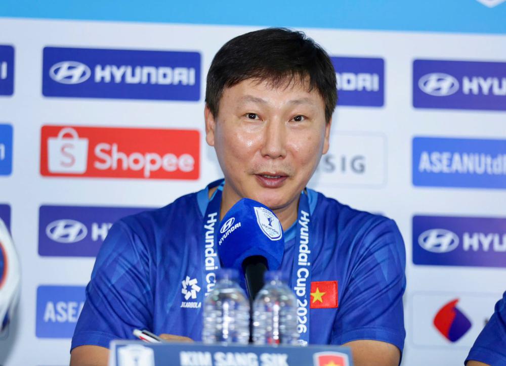 HLV Kim Sang Sik sẽ làm gì với hàng tiền vệ của tuyển Việt Nam. Ảnh: VFF HLV Kim Sang Sik sẽ làm gì với hàng tiền vệ của tuyển Việt Nam. Ảnh: VFF
