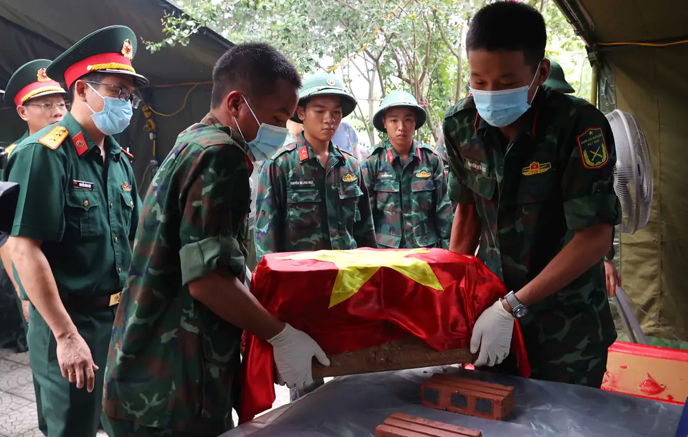 Hà Nội đẩy nhanh tiến độ lấy mẫu hài cốt liệt sĩ - Ảnh 8. Hà Nội đẩy nhanh tiến độ lấy mẫu hài cốt liệt sĩ - Ảnh 8.