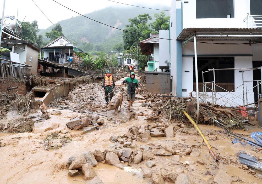 Mưa lớn trong đêm, cảnh báo lũ quét ở Lào Cai, Tuyên Quang và Quảng Ngãi - Ảnh 1. Mưa lớn trong đêm, cảnh báo lũ quét ở Lào Cai, Tuyên Quang và Quảng Ngãi - Ảnh 1.