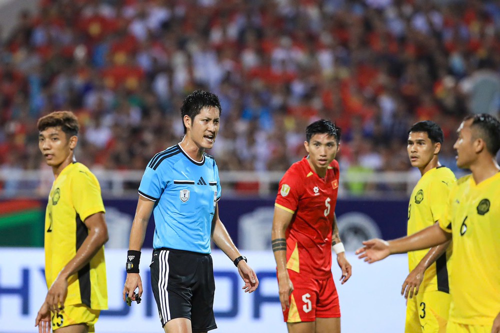 Vì sao trọng tài liên tục nghe VAR ở trận Việt Nam - Malaysia? - Ảnh 1.