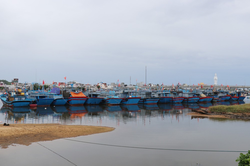 Quân đội chủ động ứng phó với áp thấp nhiệt đới trên Biển Đông - Ảnh 1.