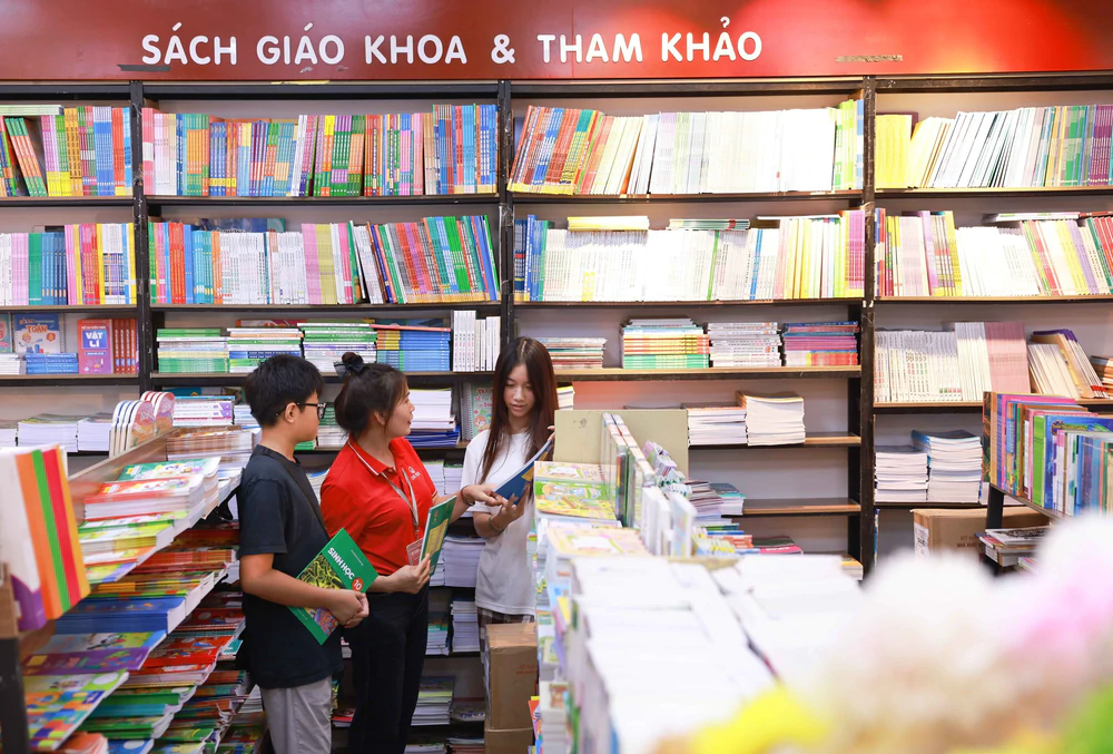 Đảm bảo nguồn cung sách giáo khoa trước khai giảng năm học mới - Ảnh 1. Đảm bảo nguồn cung sách giáo khoa trước khai giảng năm học mới - Ảnh 1.