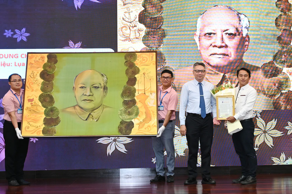 Lan tỏa giá trị tấm gương Chủ tịch Tôn Đức Thắng qua "Hành trình 20 mùa hoa" - Ảnh 3. Lan tỏa giá trị tấm gương Chủ tịch Tôn Đức Thắng qua "Hành trình 20 mùa hoa" - Ảnh 3.