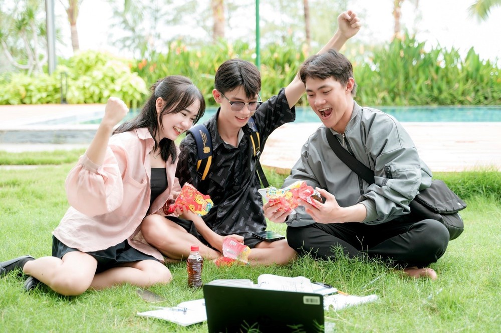 Giải khát mùa hè, thêm một cuộc chơi: "Xé ngay trúng liền" tạo bất ngờ sau mỗi chai nước - Ảnh 1. Giải khát mùa hè, thêm một cuộc chơi: "Xé ngay trúng liền" tạo bất ngờ sau mỗi chai nước - Ảnh 1.