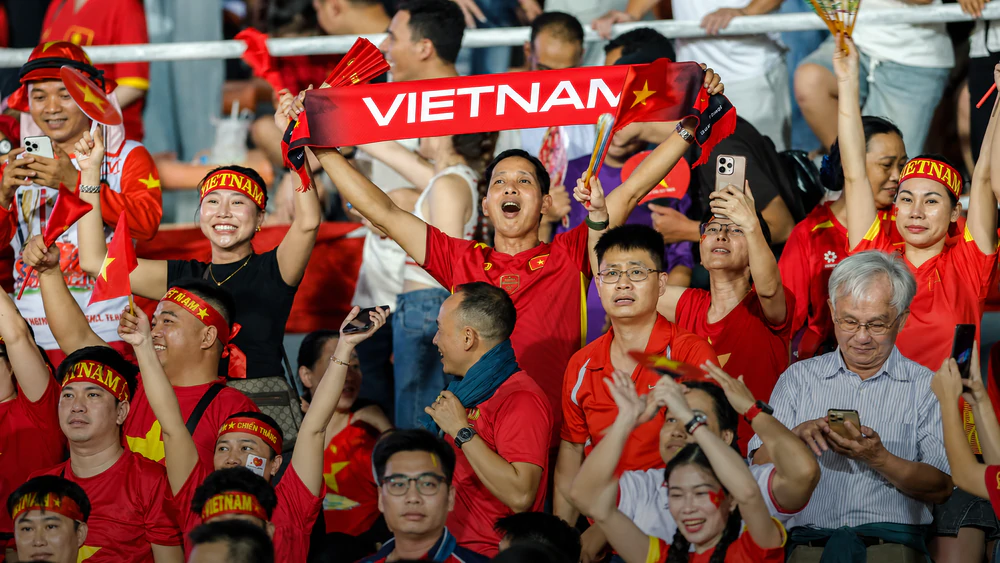 CĐV Việt Nam 'đổ bộ' Rajamangala, mua hết vé khu vực đội khách - Ảnh 1.